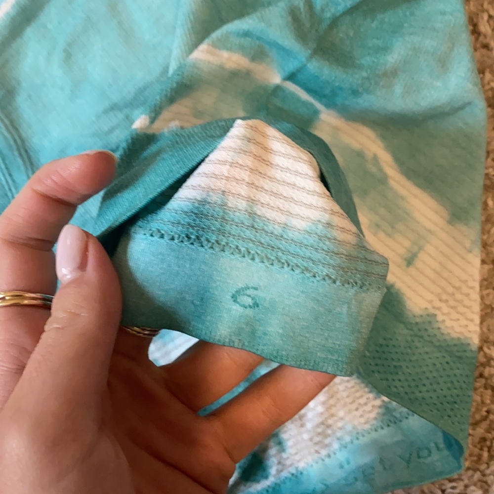 Lululemon top!! RARE Color - Picture 3 of 5